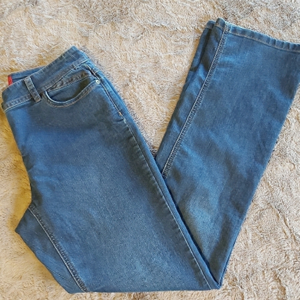 CONTRAST Straight Leg Jeans